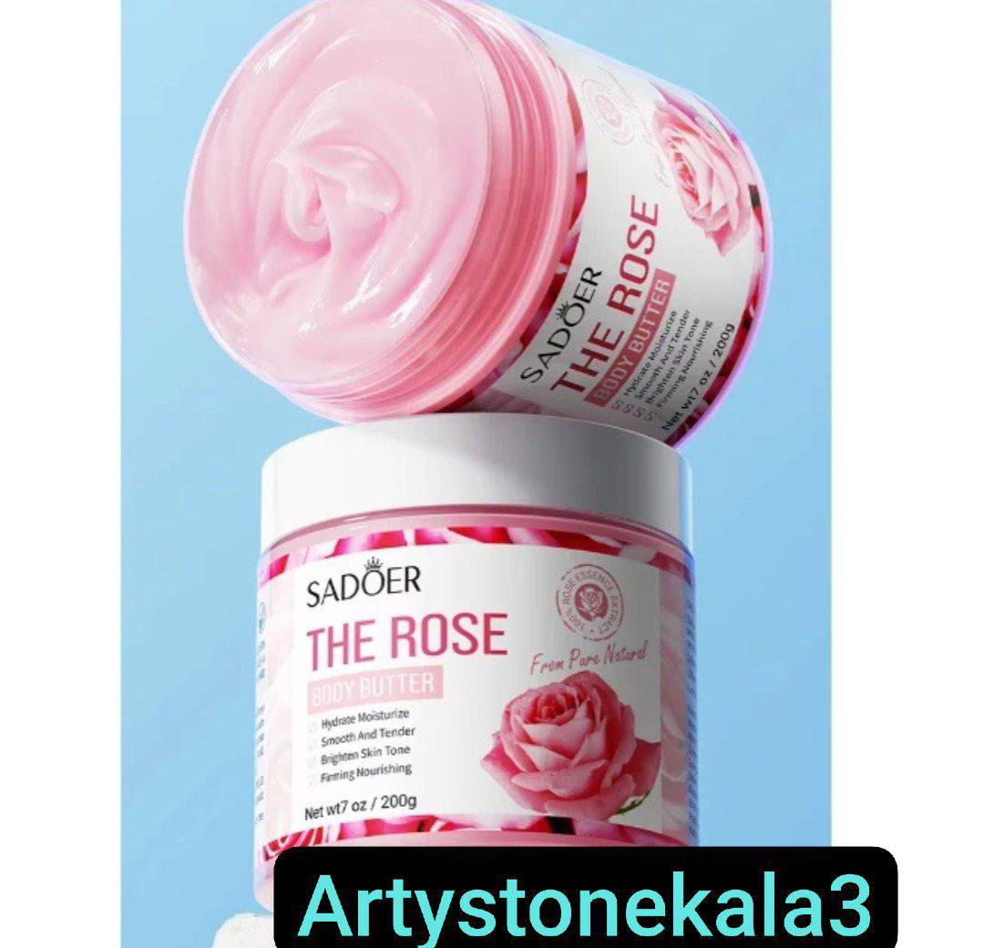 کدA14      کره بدن سادور مدل The Rose حجم 250 میلی‌لیتر مرطوب‌کننده و ضد خشکی با ویتامین E، روغن بادام، آرگان و عصاره گل رز، ضد ترک، جوانساز، فاقد پارابن و مواد حساسیت‌زا، مناسب انواع پوست و استفاده پس از دوش